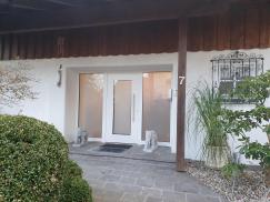 Breite Haustür in weiß mit Lichtausschnitt und Zwei Seitenteilen 