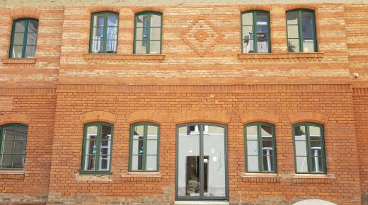 Fenster in grün mit Sprossen 