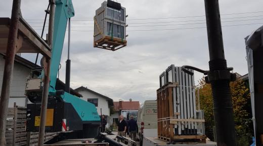 Transport von Fenstern mit Kran 
