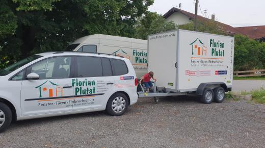 Auto und Anhänger mit Werbung