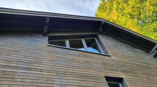 Fenster in anthrazit bei Haus mit Holz-Verkleidung 