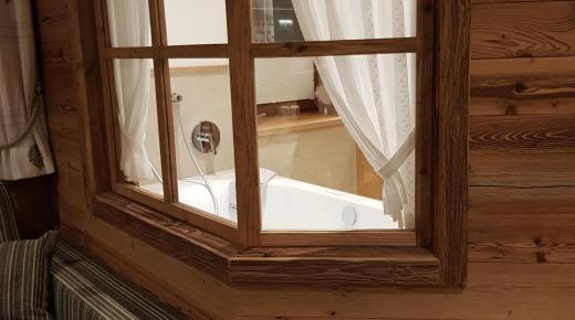 Holz-Innenfenster zu Badezimmer