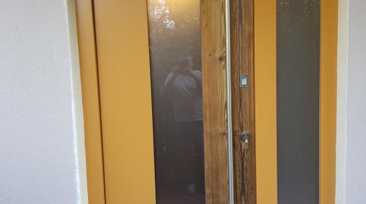 Haustür mit Milchglas-Lichtausschnitt und Milchglas-Seitenteil