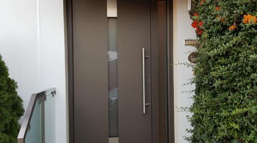 Haustür in braun mit Lichtausschnitt und schmalem Seitenteil
