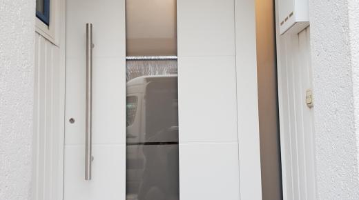 Haustür in weiß mit Milchglas-Lichtausschnitt und schmalem Seitenteil