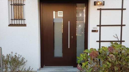 Haustür braun mit Milchglas-Lichtausschnitt und Milchglas-Seitenteil
