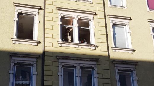 Renovierung eines Mehrfamilienhauses mit weißen Fenstern