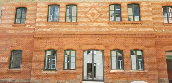 Fenster in grün mit Sprossen 