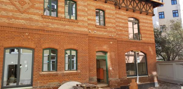 Fenster in grün mit Sprossen mit Nebeneingangstür