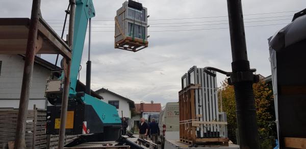 Transport von Fenstern mit Kran 