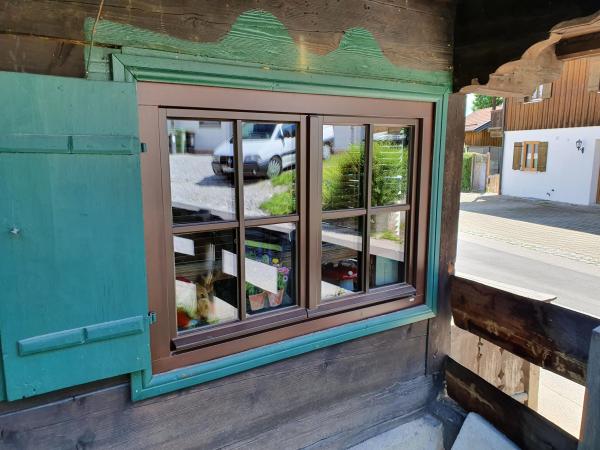 Holzfenster doppelflügelig mit grünen Klappläden 