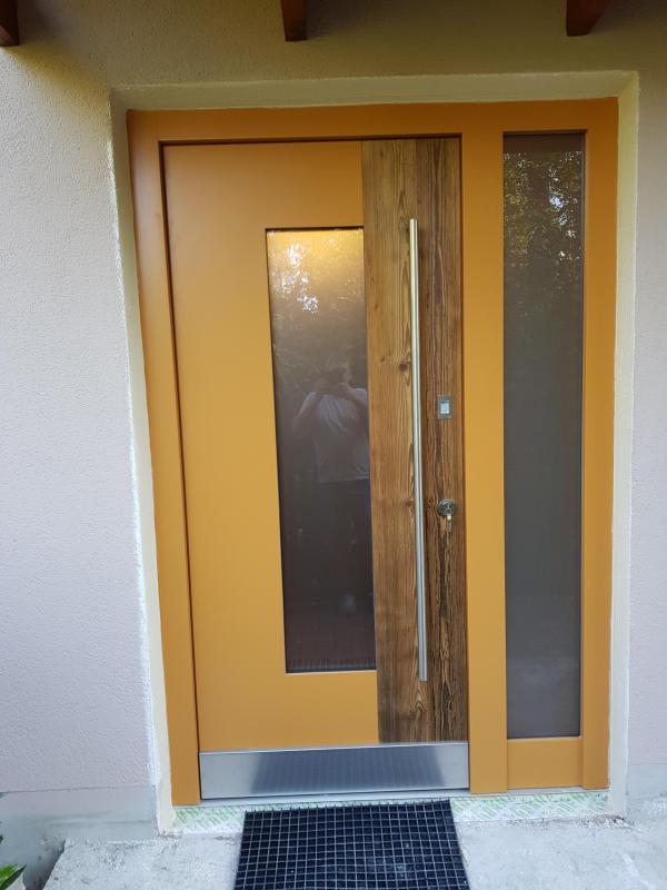 Haustür mit Milchglas-Lichtausschnitt und Milchglas-Seitenteil