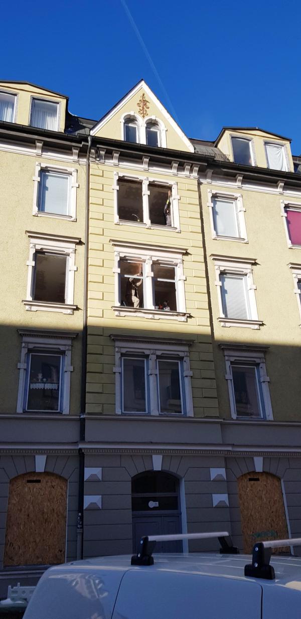 Renovierung eines Mehrfamilienhauses mit weißen Fenstern
