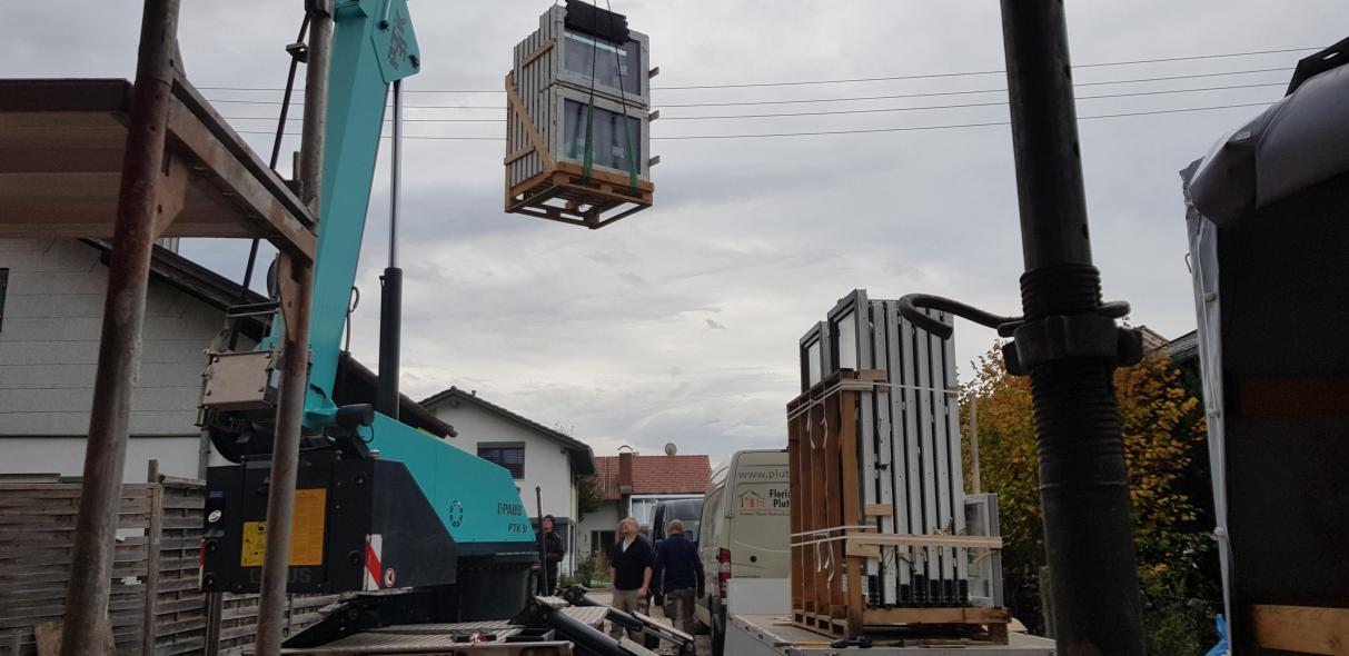 Transport von Fenstern mit Kran 