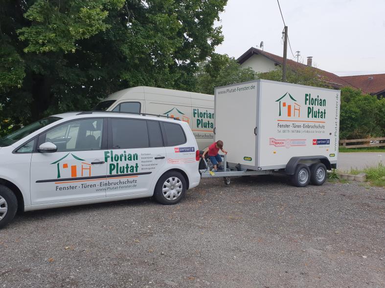 Auto und Anhänger mit Werbung