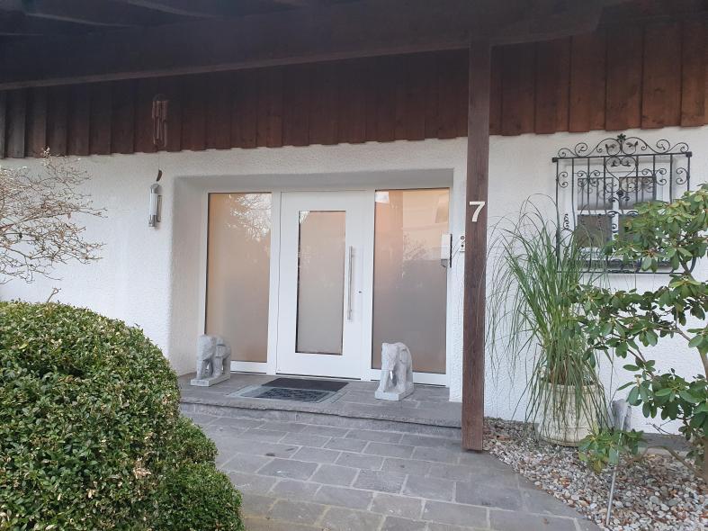 Breite Haustür in weiß mit Lichtausschnitt und Zwei Seitenteilen 