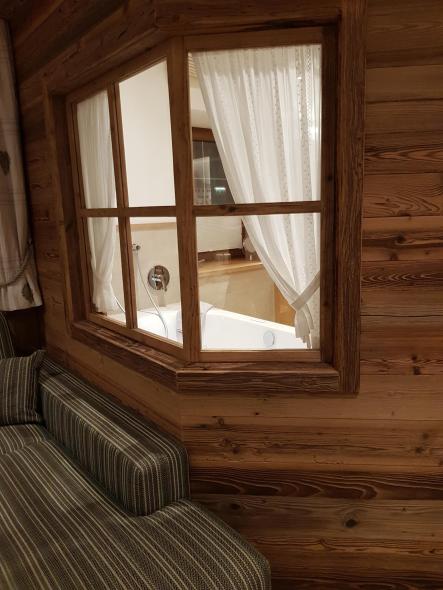 Holz-Innenfenster zu Badezimmer