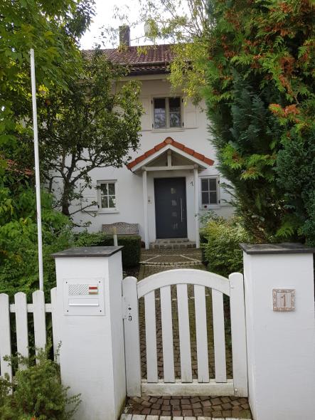 Haustür in anthrazit mit vier Milchglas-Lichtausschnitten