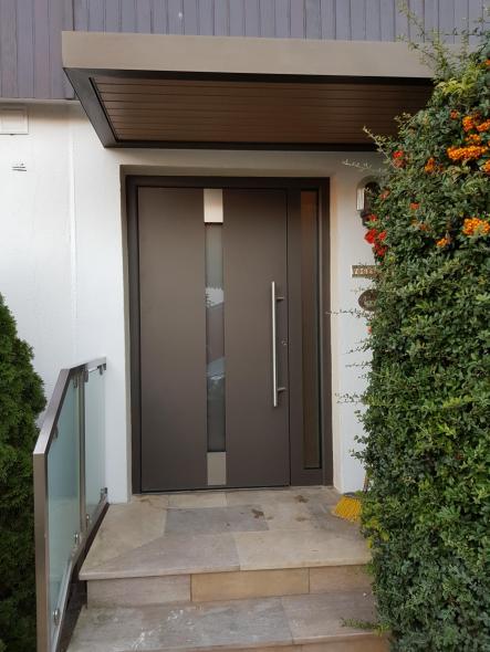 Haustür in braun mit Lichtausschnitt und schmalem Seitenteil