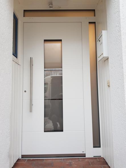 Haustür in weiß mit Milchglas-Lichtausschnitt und schmalem Seitenteil