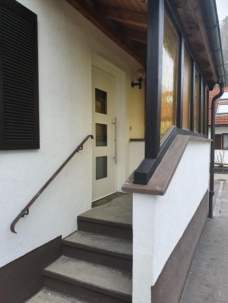 Treppe im Außenbereich und Haustür in weiß